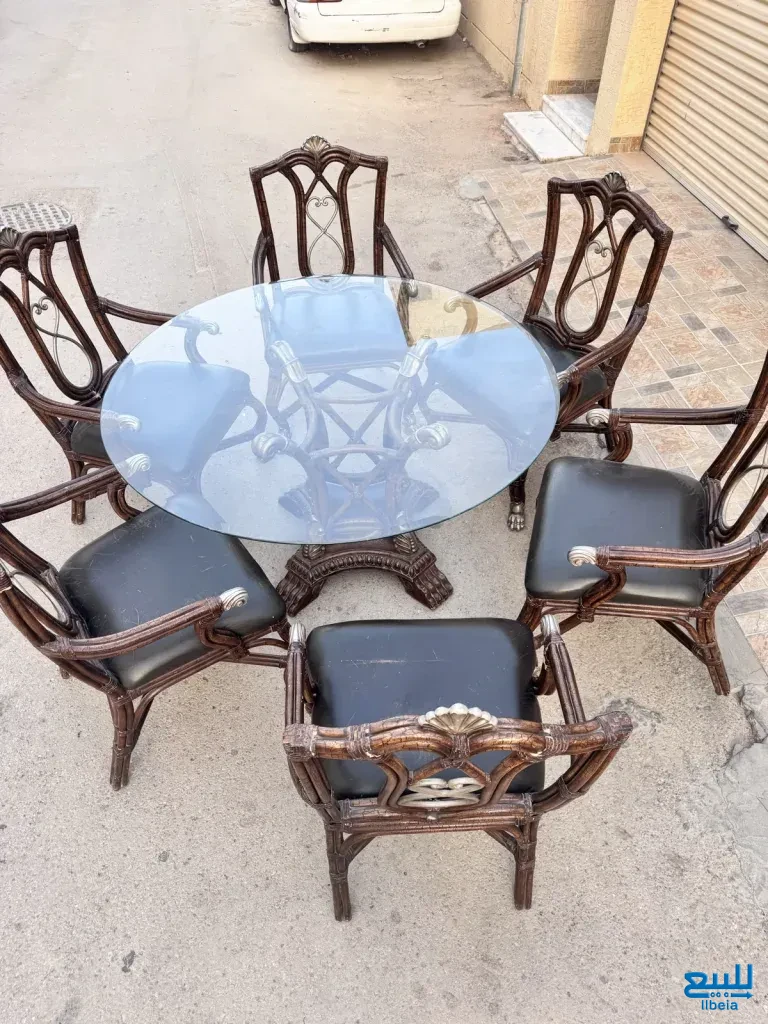 للبيع طاولة طعام 6 كراسي نظيفة بسعر ممتاز جدا