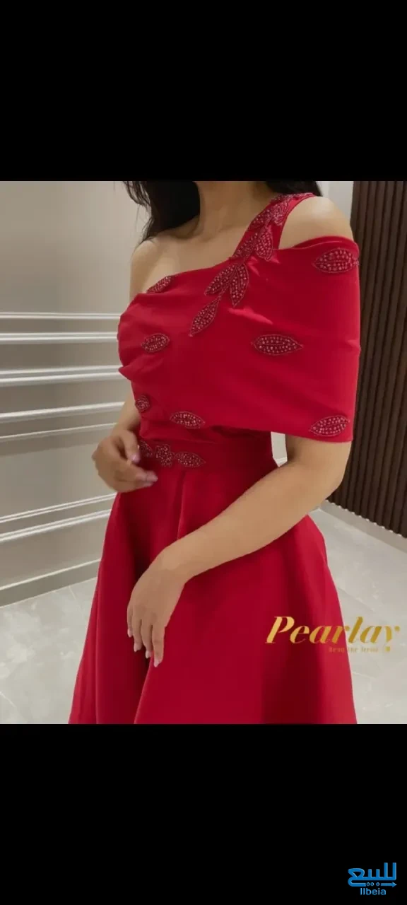 فستان سهرة أنيق وفخم لون أحمر فاتح بتصميم راق